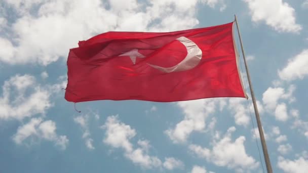 ध्वजपोल पर तुर्की गणराज्य के हवा के झंडे में झुकना धीमी गति में पृष्ठभूमि पर नीले आकाश के साथ — स्टॉक वीडियो