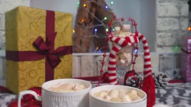 Kakao ve marshmallow ile iki kupa genç kızlar tarafından Noel masası içecekler üzerinde