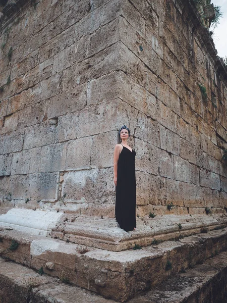 Κοντινό-up θέα της όμορφης νεαρής, ελκυστική μουσουλμανική γυναίκα σε μακρύ μαύρο φόρεμα στέκεται στη γωνία του Πύργου Hidirlik — Φωτογραφία Αρχείου