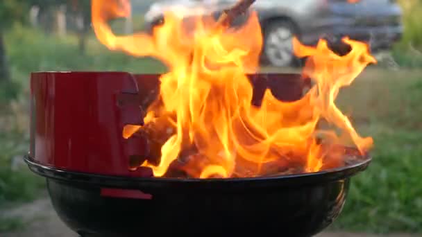 Schütteln flammenden Hinterhof Holzkohlegrill. — Stockvideo