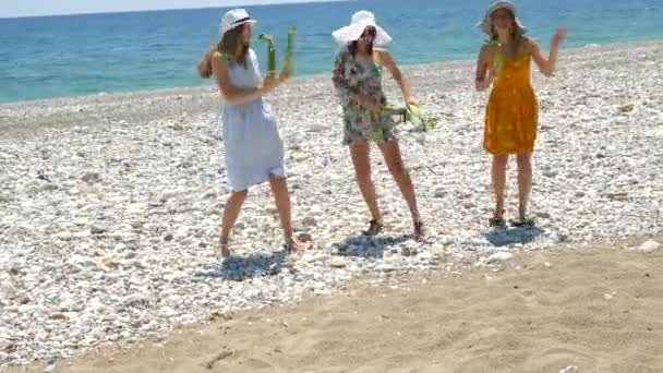 Νέοι αρκετά ευτυχισμένοι γυναίκες με κερδίζουν καλαμπόκι στα χέρια τους χορεύοντας αστείος χορός στην παραλία — Αρχείο Βίντεο