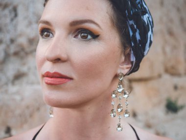 Parlak tenli, kırmızı ruj ve türbanlı genç, çekici müslüman bir kadının portresi