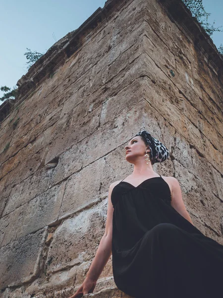 Close-up vista de bela jovem, mulher muçulmana atraente em vestido preto longo em pé na esquina da torre Hidirlik — Fotografia de Stock