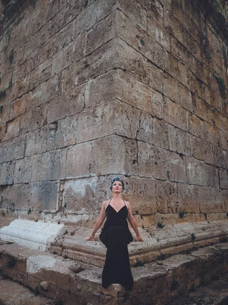 Close-up vista de bela jovem, mulher muçulmana atraente em vestido preto longo em pé na esquina da torre Hidirlik — Fotografia de Stock