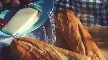 Gastronomik natürmort. Açık havada Fransız pikniği.