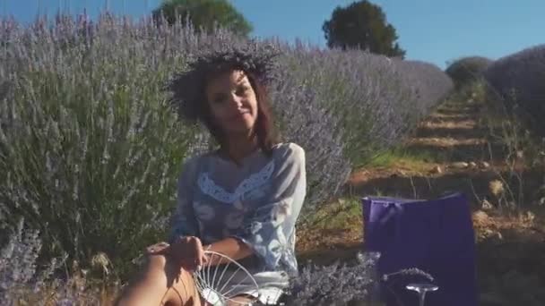 Joven bonita mujer en vestido relajante en el campo de lavanda — Vídeos de Stock