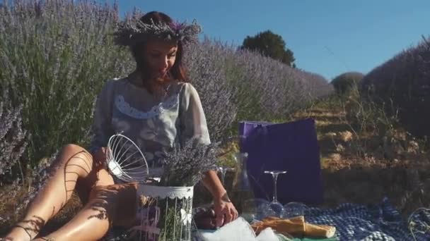 Joven bonita mujer comiendo cerezas con placer en el campo de lavanda — Vídeos de Stock