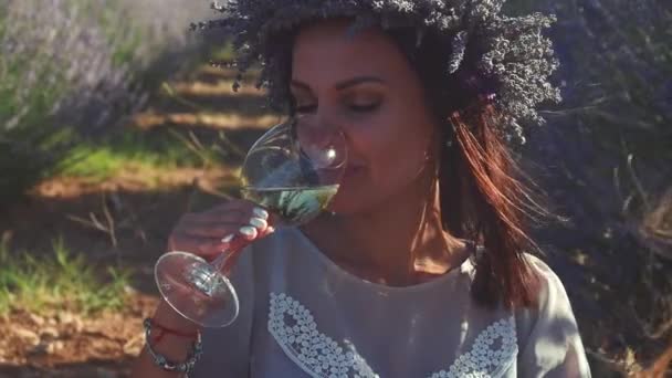 Jovem mulher bonita degustação de vinho branco ao ar livre — Vídeo de Stock