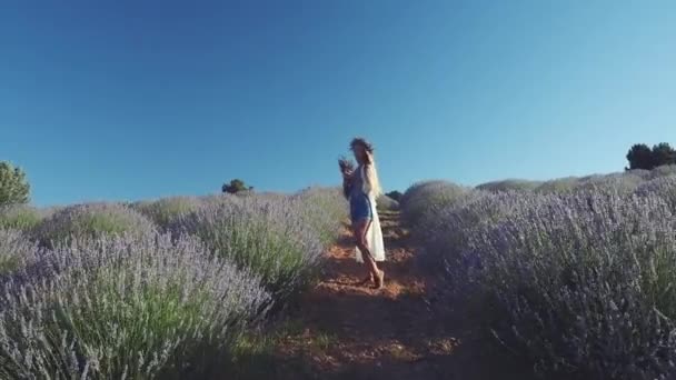 Ung kvinna i avslappnade kläder stående i lavendelfältet — Stockvideo