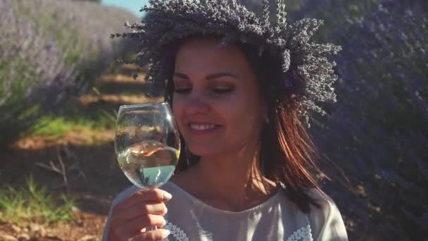 Mujer bonita joven degustación de vino blanco al aire libre — Vídeos de Stock