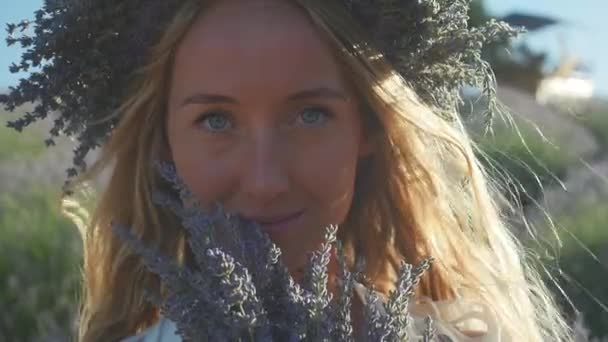 Young woman in wreath holding lavender bouquet — Stock Video