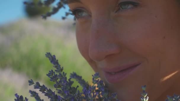 Jonge vrouw in krans met lavendel boeket — Stockvideo