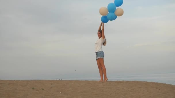 Mladá žena s heliovými balónky — Stock video