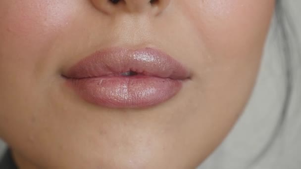 Pandangan dekat dari bibir mengkilap — Stok Video