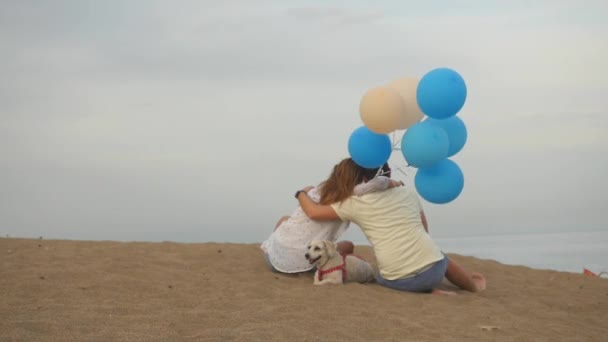Mladý pár se psem s balónky — Stock video