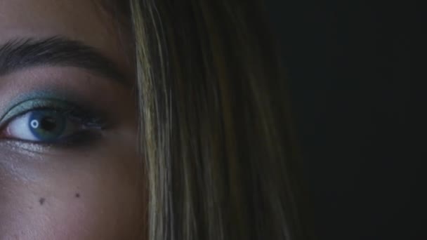 Zbliżenie widok kobieta twarz z makijaż — Wideo stockowe