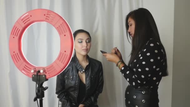 Makeup master lepí svazky řas — Stock video