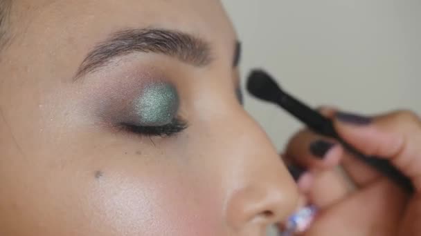 Maquillaje artista aplicando sombras nocturnas — Vídeos de Stock