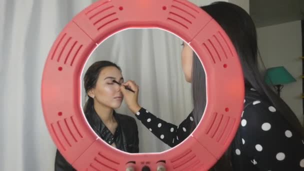 Maquiagem artista aplicando sombras oculares — Vídeo de Stock