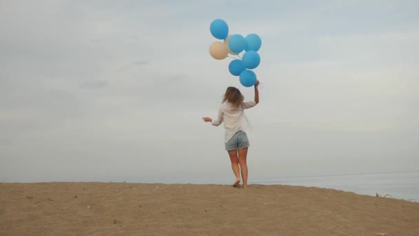 Mujer joven con globos de helio — Vídeo de stock