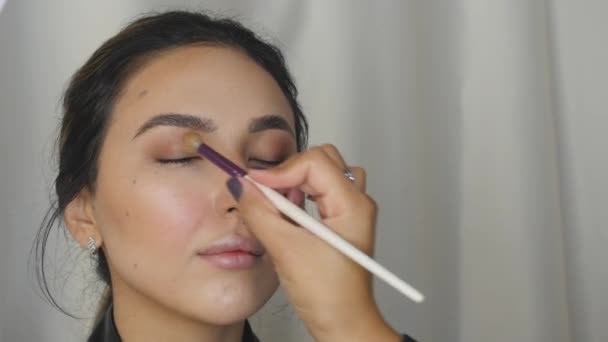 Maquiagem artista aplicando sombras oculares — Vídeo de Stock