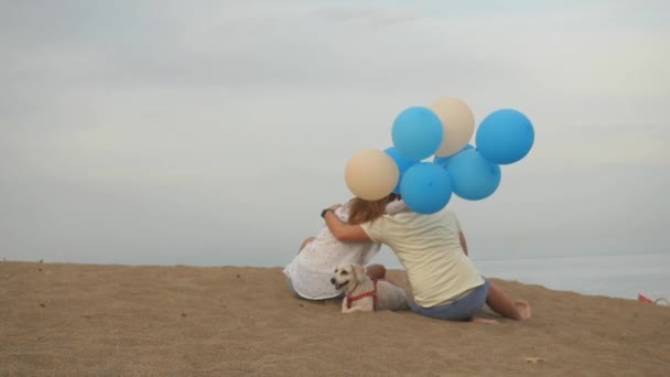 Mladý pár se psem s balónky — Stock video