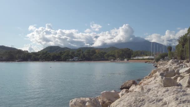 Blick auf Wolken über den Bergen und dem Meer — Stockvideo