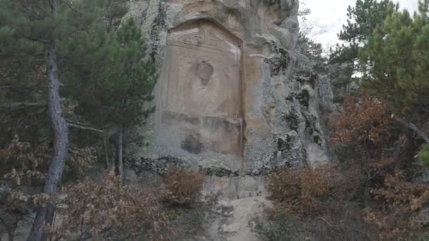 Um túmulo antigo em Phrygian Valley — Vídeo de Stock