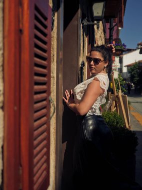 Bir binanın önünde duran biri.