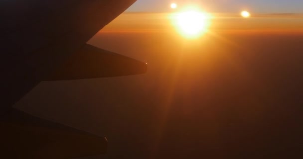 Hermoso atardecer desde la ventana del avión — Vídeo de stock