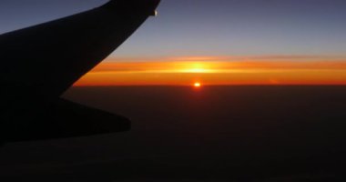 Uçak penceresinden güzel gün batımı