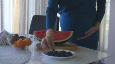 Karnını tutan hamile bir kadın.