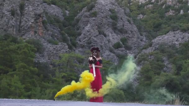 Женщина из Санта-Муэрте накануне Хэллоуина — стоковое видео
