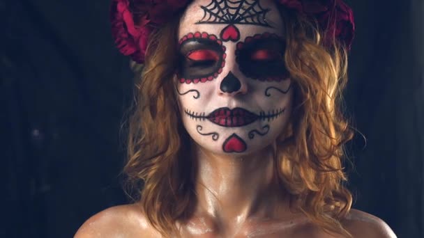 Santa Muerte mujer en la víspera de Halloween — Vídeo de stock