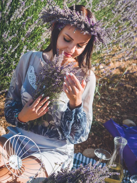 Genç kadın lavanta tarlasında piknik yapıyor. — Stok fotoğraf