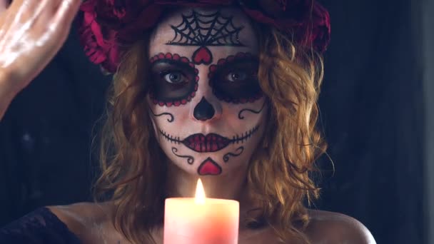 Cadılar Bayramı arifesinde mumlu Santa Muerte kadını — Stok video