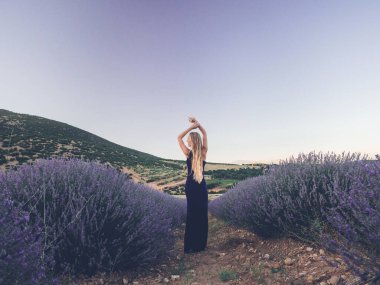 Lavanta tarlasında sarışın, beyaz bir kadın.