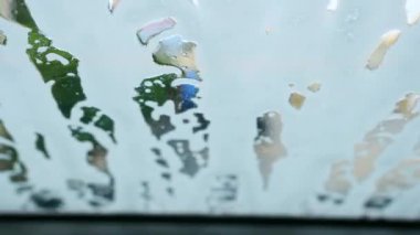 Bir arabanın içinden otomatik araba yıkama işlemi