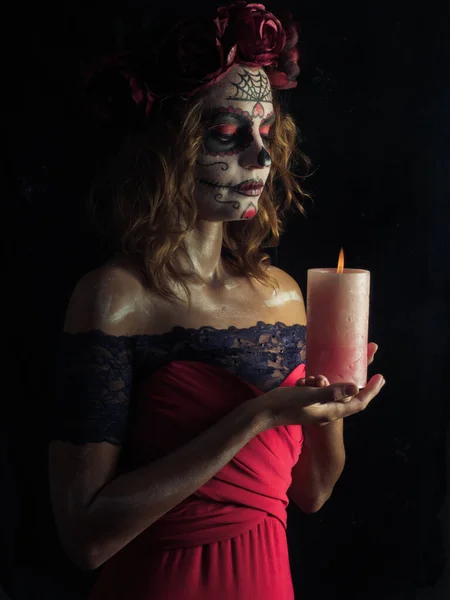 Santa Muerte make-up mladá žena drží hořící svíčku — Stock fotografie