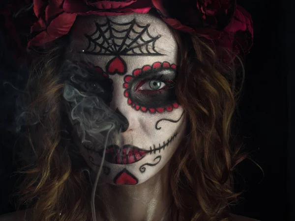 Santa Muerte make-up žena na Halloween předvečer — Stock fotografie