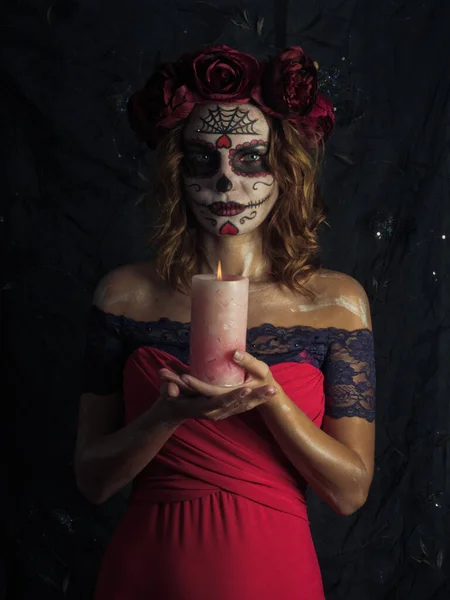 Santa Muerte make-up mladá žena drží hořící svíčku — Stock fotografie