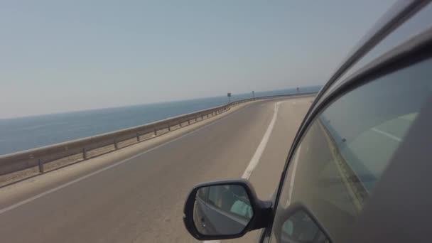 Podróżując samochodem wzdłuż wybrzeża na pustej drodze — Wideo stockowe
