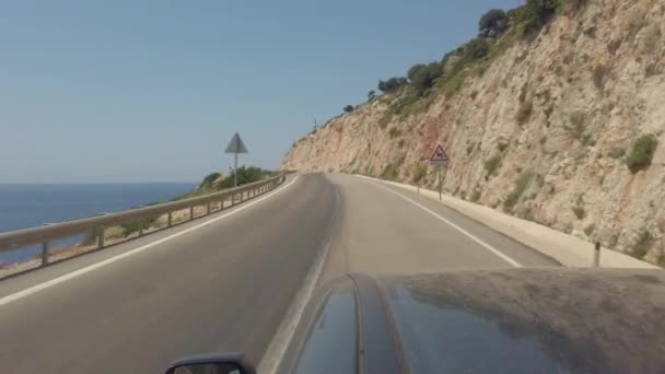 Путешествие на автомобиле вдоль побережья по пустой дороге — стоковое видео