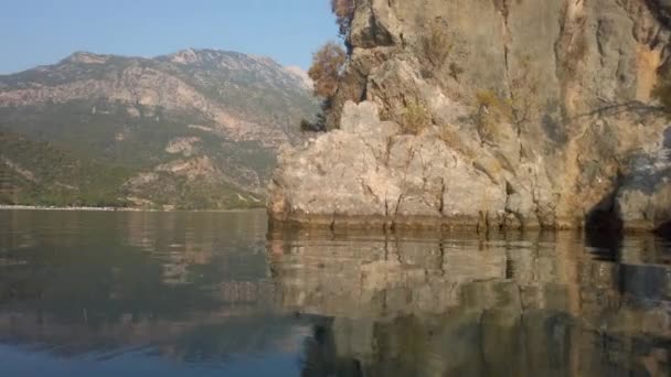 물에서 호수로 가는 아름다운 광경 — 비디오