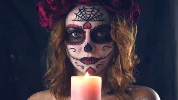 Santa Muerte kvinde med stearinlys på Halloween aften – Stock-video