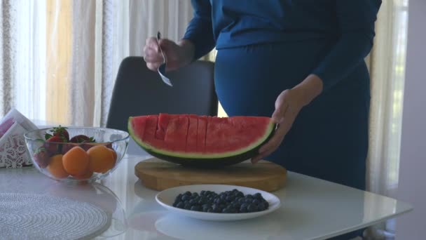 Jovem mulher grávida alimentação saudável — Vídeo de Stock