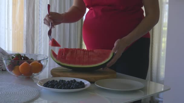 Молода вагітна жінка здорове харчування — стокове відео