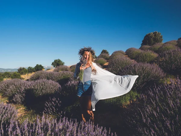 Blonde caucasian woman enjoying life in lavender field — Stock Photo, Image