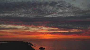 Denizde dramatik gün batımının güzel manzarası