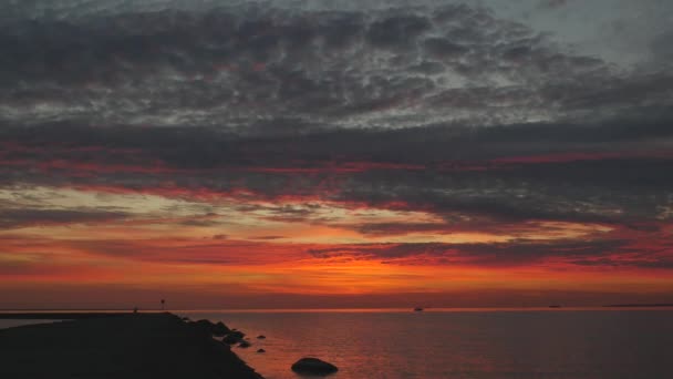 Hermosa escena de cielo dramático puesta de sol en el mar — Vídeos de Stock